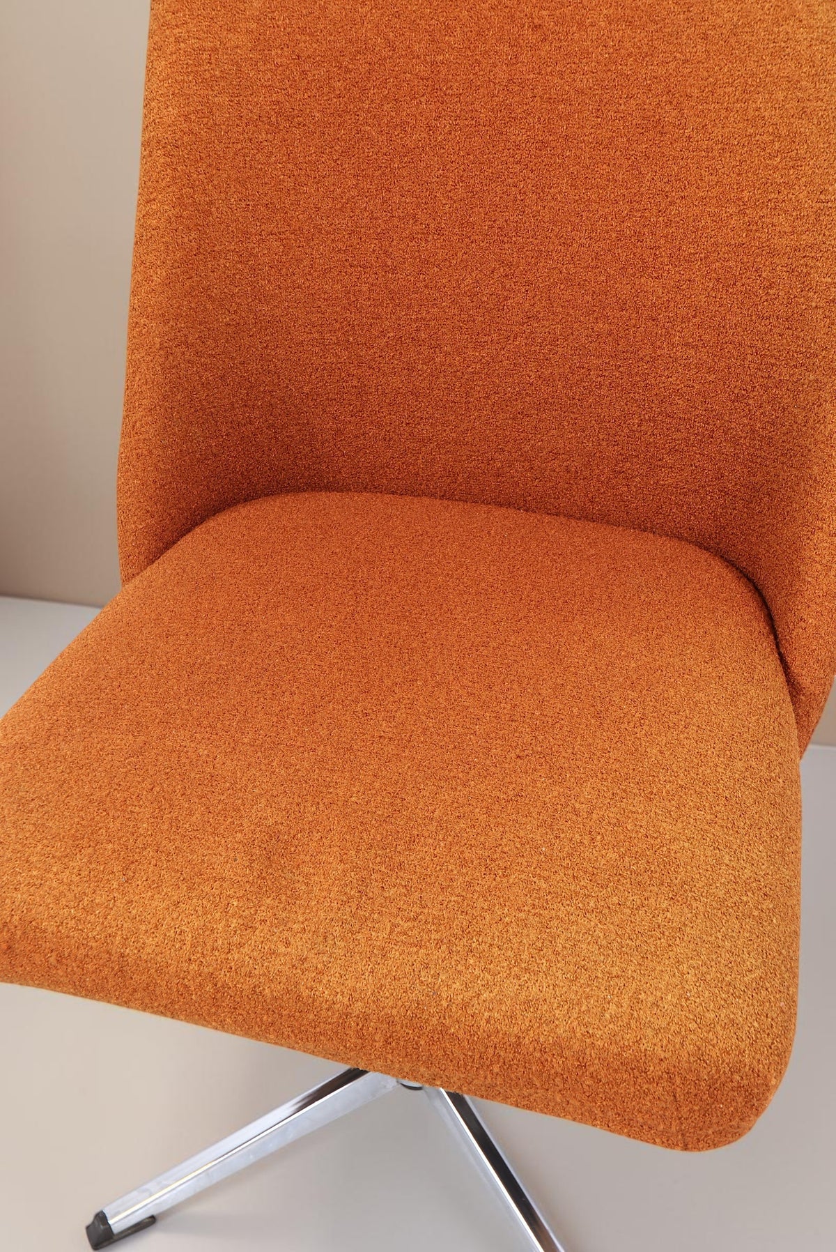 Vintage Space orangefarbener Mid-Century Drehstuhl mit strukturierter Polsterung und Aluminium-Sternfuß