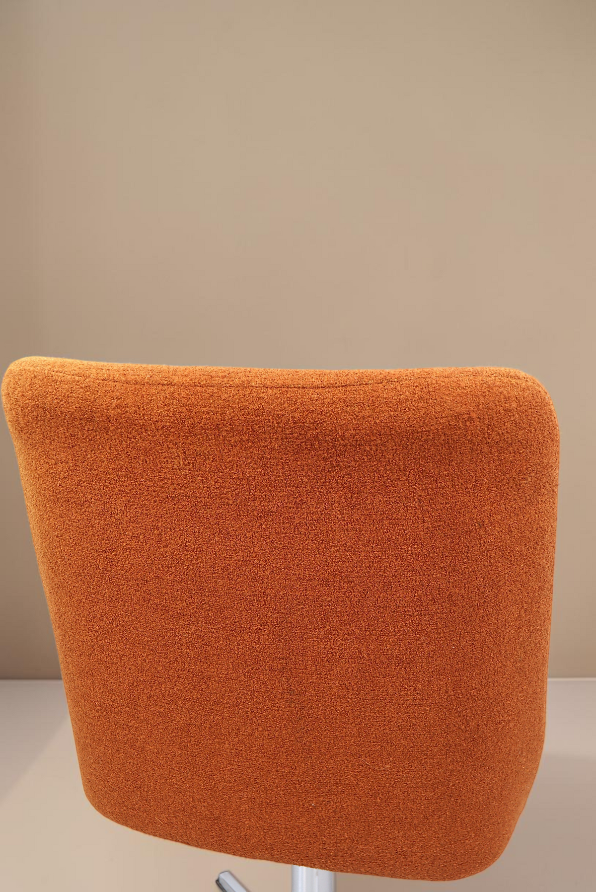 Vintage Space orangefarbener Mid-Century Drehstuhl mit strukturierter Polsterung und markanter Rückenlehne