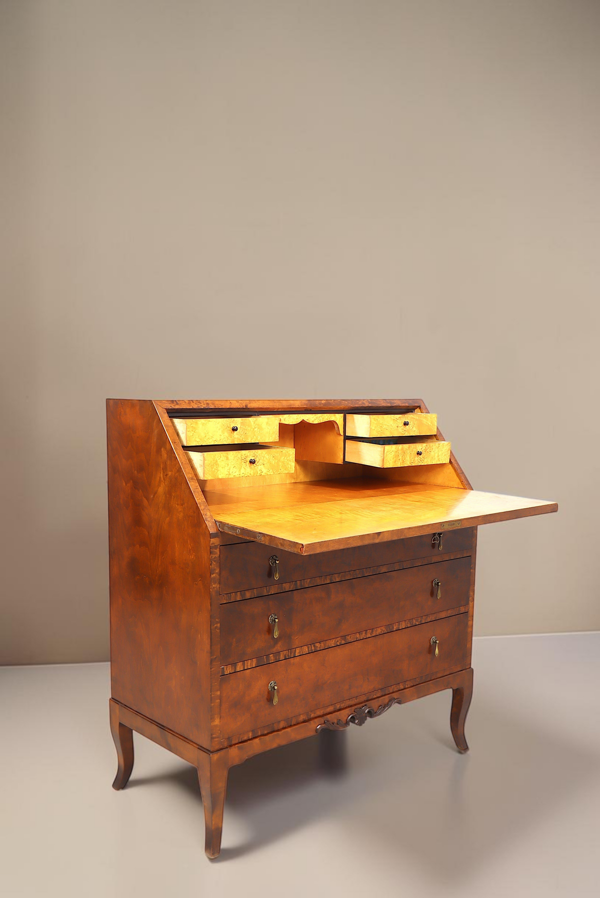 Vintage Space Sekretär aus Wurzelholz mit aufklappbarer Schreibfläche, drei Schubladen und eleganten Messingbeschlägen