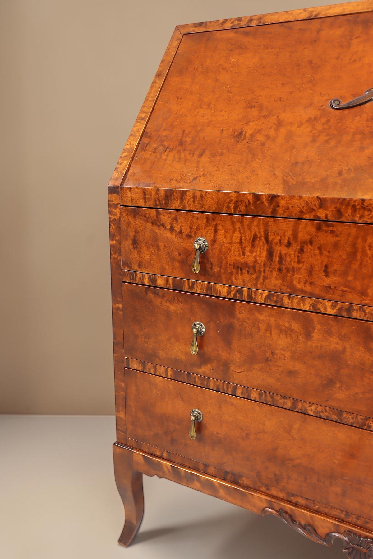Vintage Space Sekretär aus Wurzelholz mit drei Schubladen, Messingbeschlägen und geschwungenen Beinen im Retro-Design