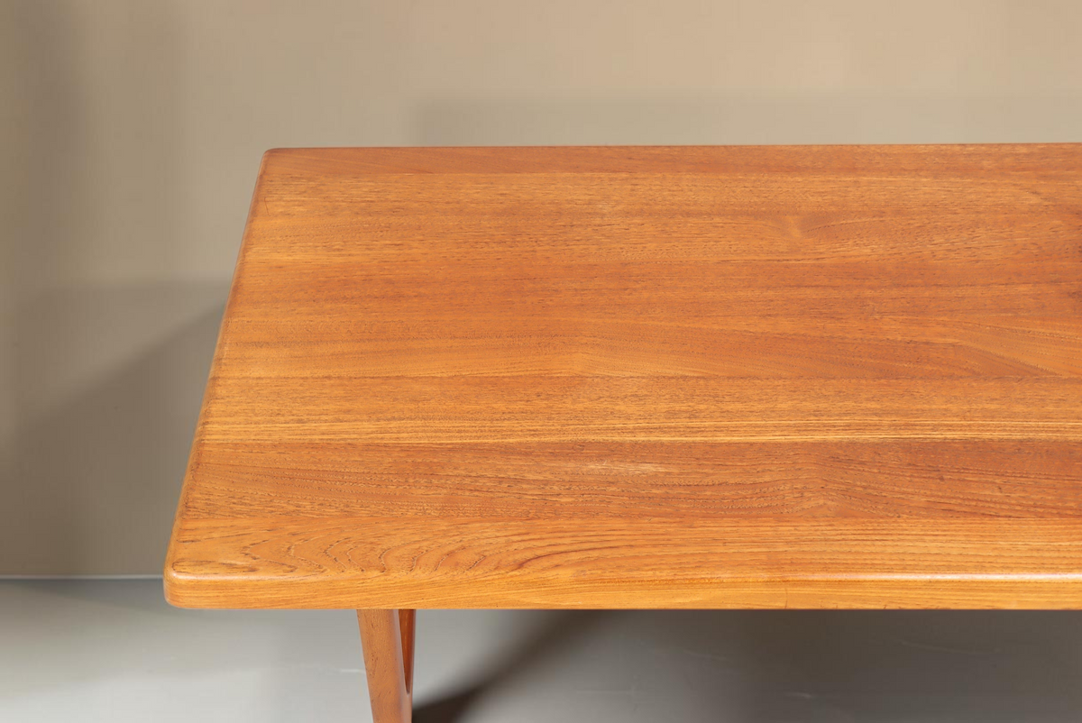 Vintage Space Niels Bach Couchtisch aus massivem Teakholz im Mid Century Design mit sichtbarer Holzmaserung