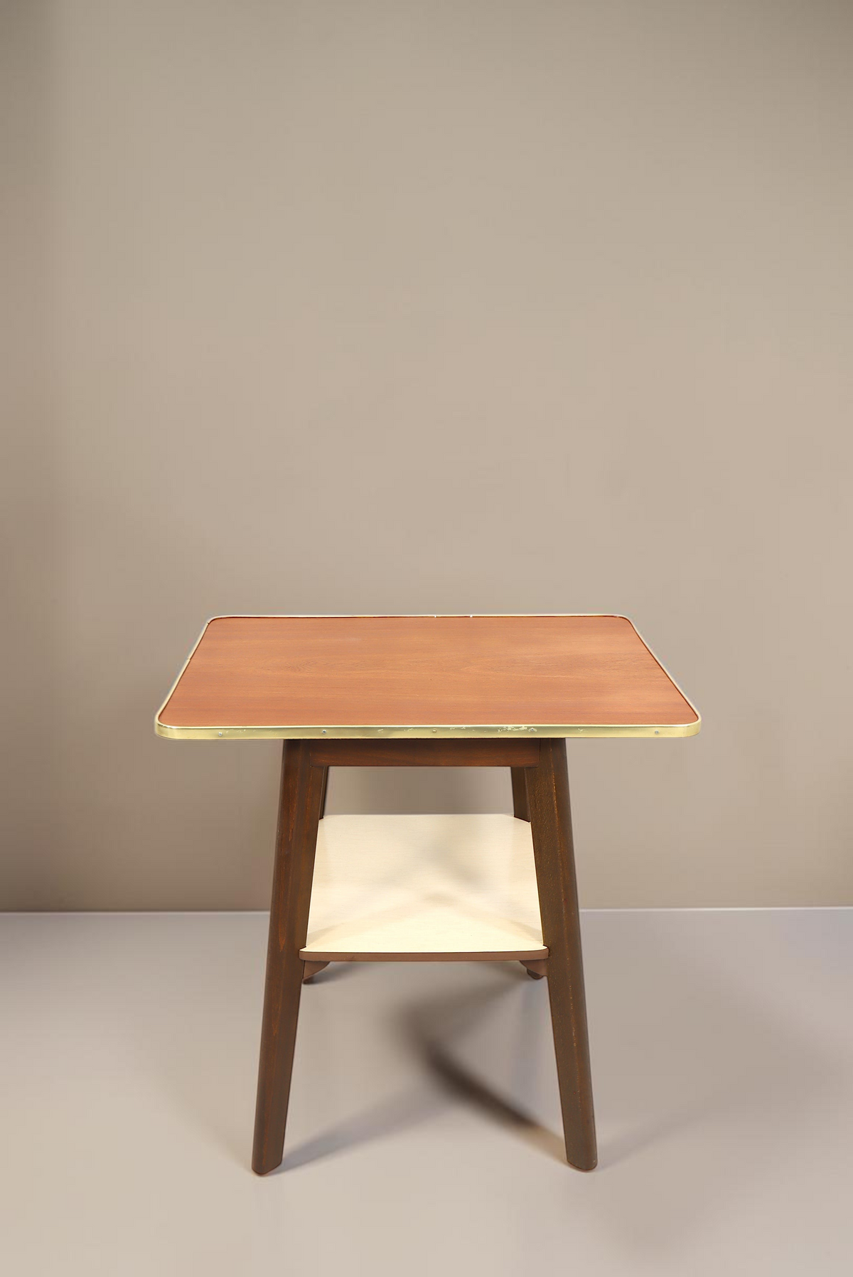 Vintage Space Mid Century Beistelltisch mit Holzplatte, Messingkante, konischen Beinen und unterer Ablagefläche