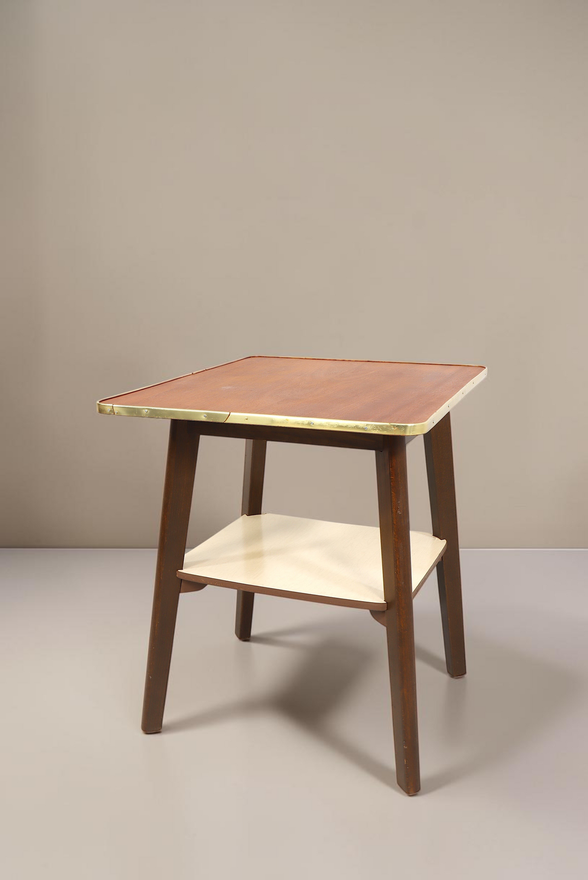 Vintage Space Mid Century Beistelltisch mit Holzbeinen, Messingkante und Ablagefläche im Retro-Design