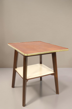 Vintage Space Mid Century Couchtisch mit Messingkante, konischen Holzbeinen und praktischer Ablagefläche