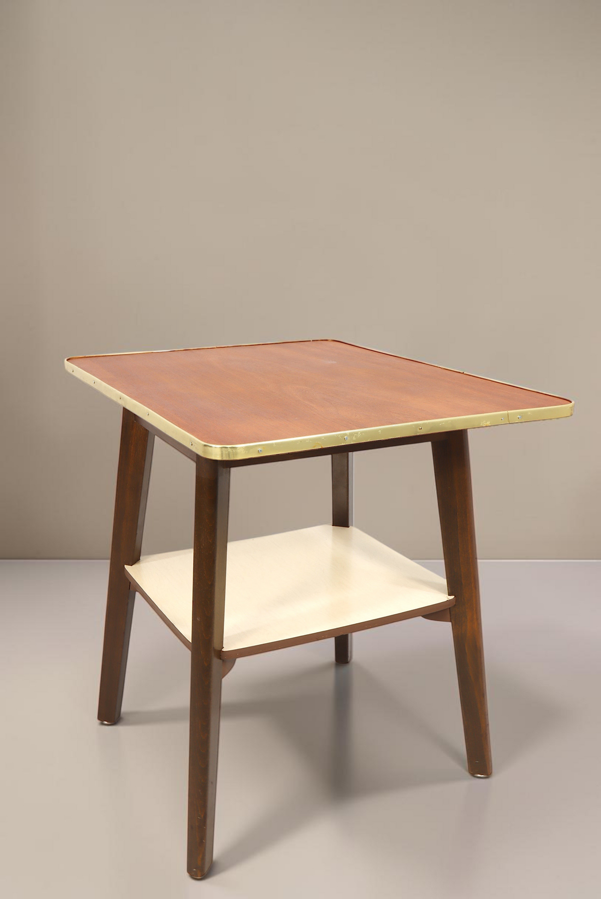 Vintage Space Mid Century Couchtisch mit Messingkante, konischen Holzbeinen und praktischer Ablagefläche