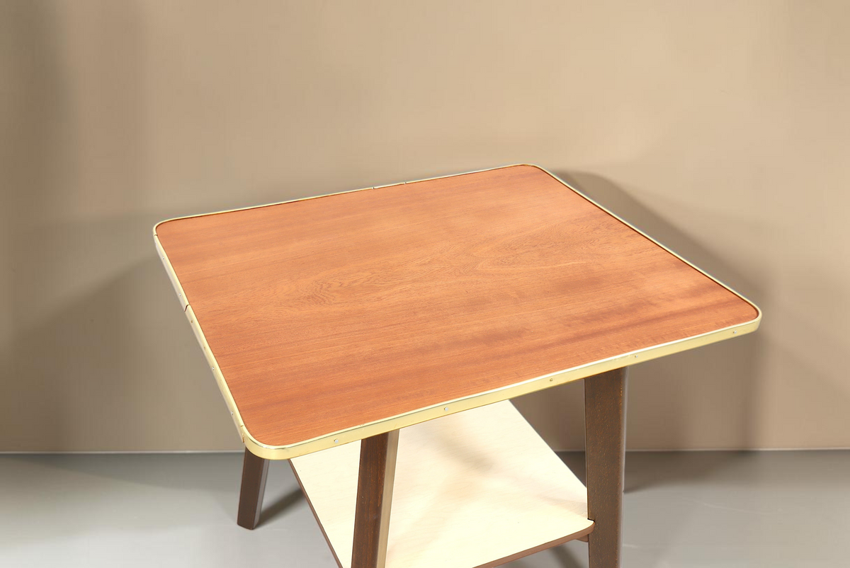 Vintage Space Mid Century Couchtisch mit Holzplatte, Messingkante und Ablagefläche im 60er Jahre Retro-Stil