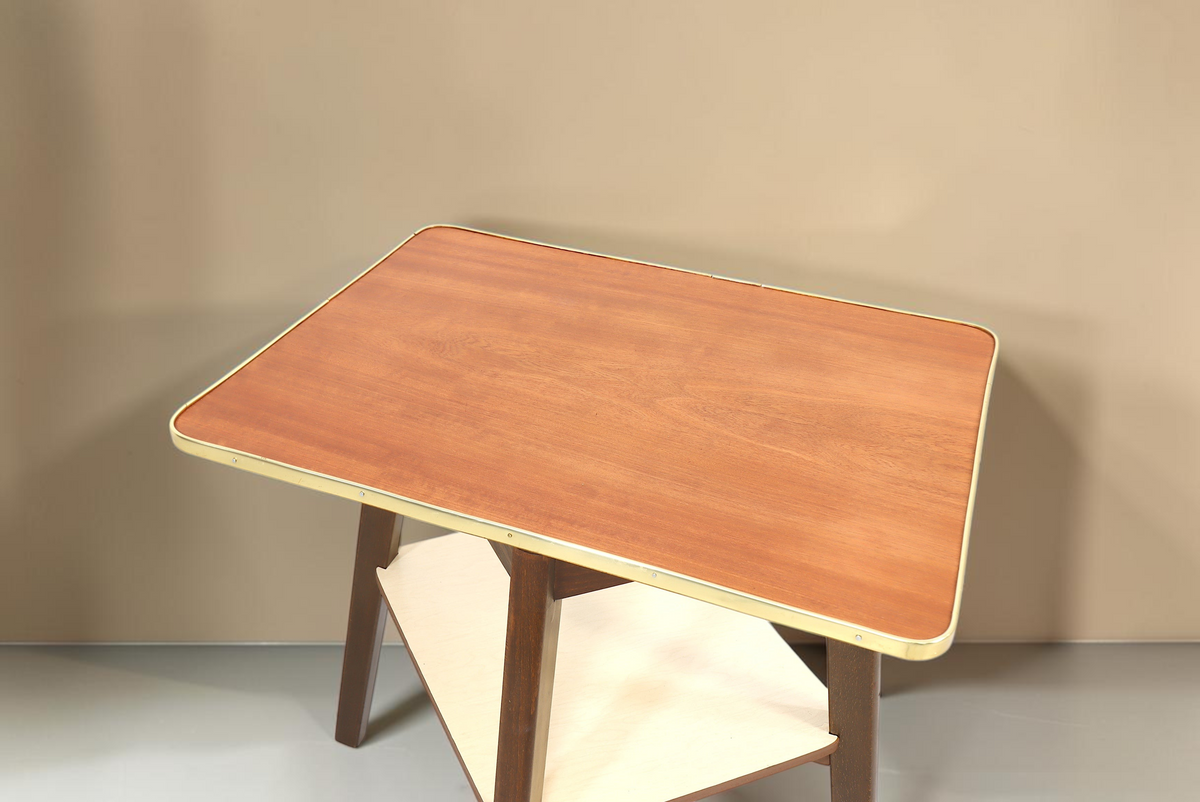 Vintage Space Mid Century Couchtisch aus Holz mit Messingkante und praktischer Ablagefläche im Retro-Design