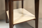 Vintage Space Mid Century Beistelltisch mit heller Ablagefläche und dunklen Holzbeinen im Retro-Design