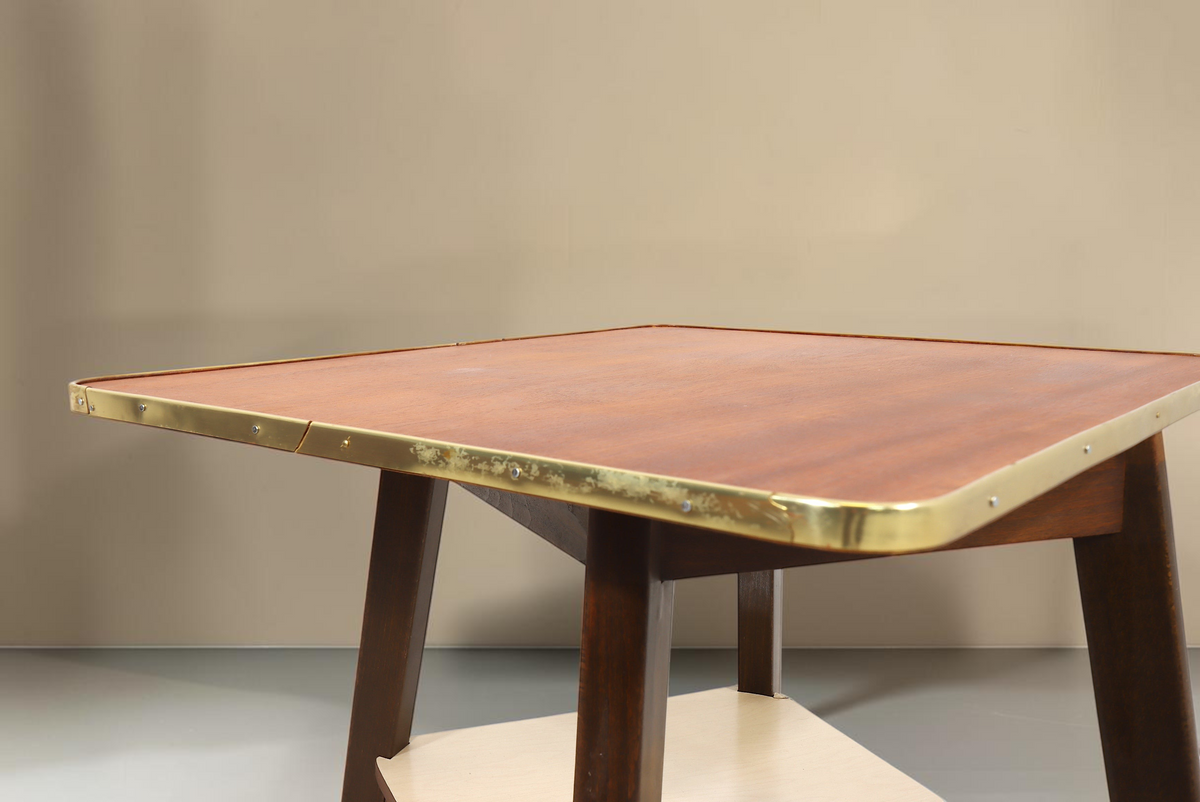 Vintage Space Mid-Century Couchtisch aus Holz mit Messingkante, konischen Beinen und praktischer Ablagefläche