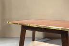Vintage Space Mid-Century Couchtisch aus Holz mit Messingkante und konischen Beinen im Retro-Design