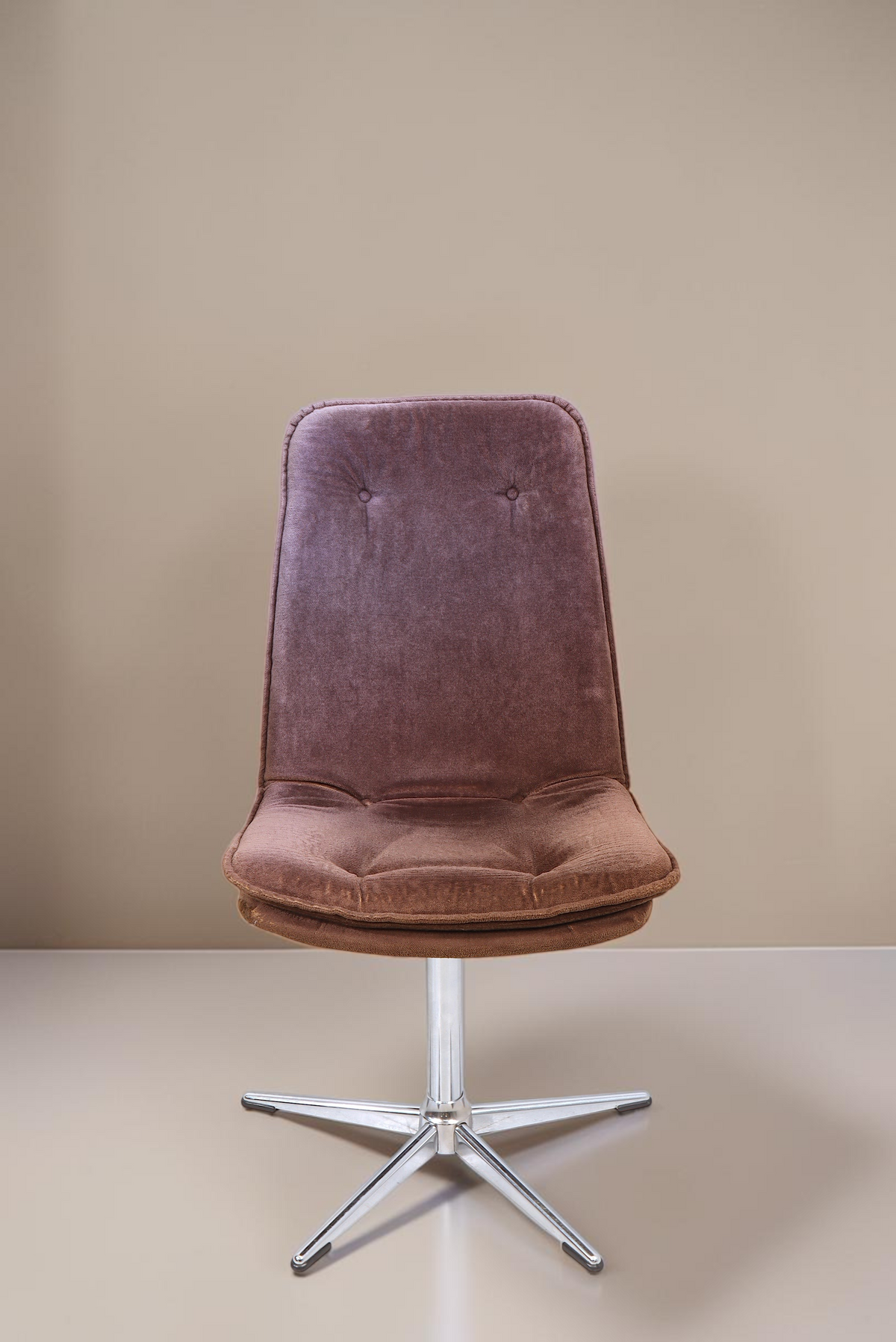 Vintage Space Mid Century Drehsessel in Braun mit verchromtem Sternfuß und gepolsterter Sitzfläche im 70er Jahre Stil
