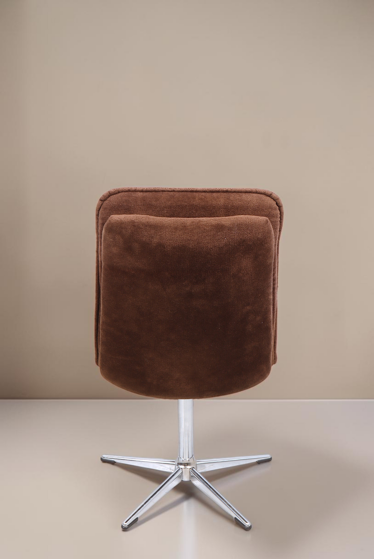 Vintage Space Mid Century Drehsessel in Braun mit verchromtem Sternfuß, Rückansicht des 70er Jahre Lounge Chairs