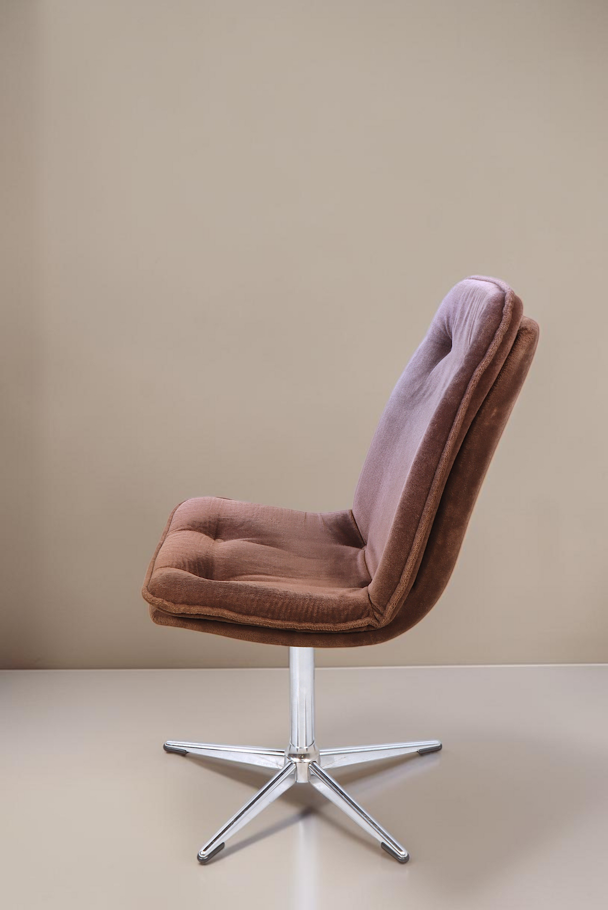 Vintage Space Mid Century Drehsessel in Braun mit verchromtem Sternfuß und komfortabler Polsterung in Seitenansicht