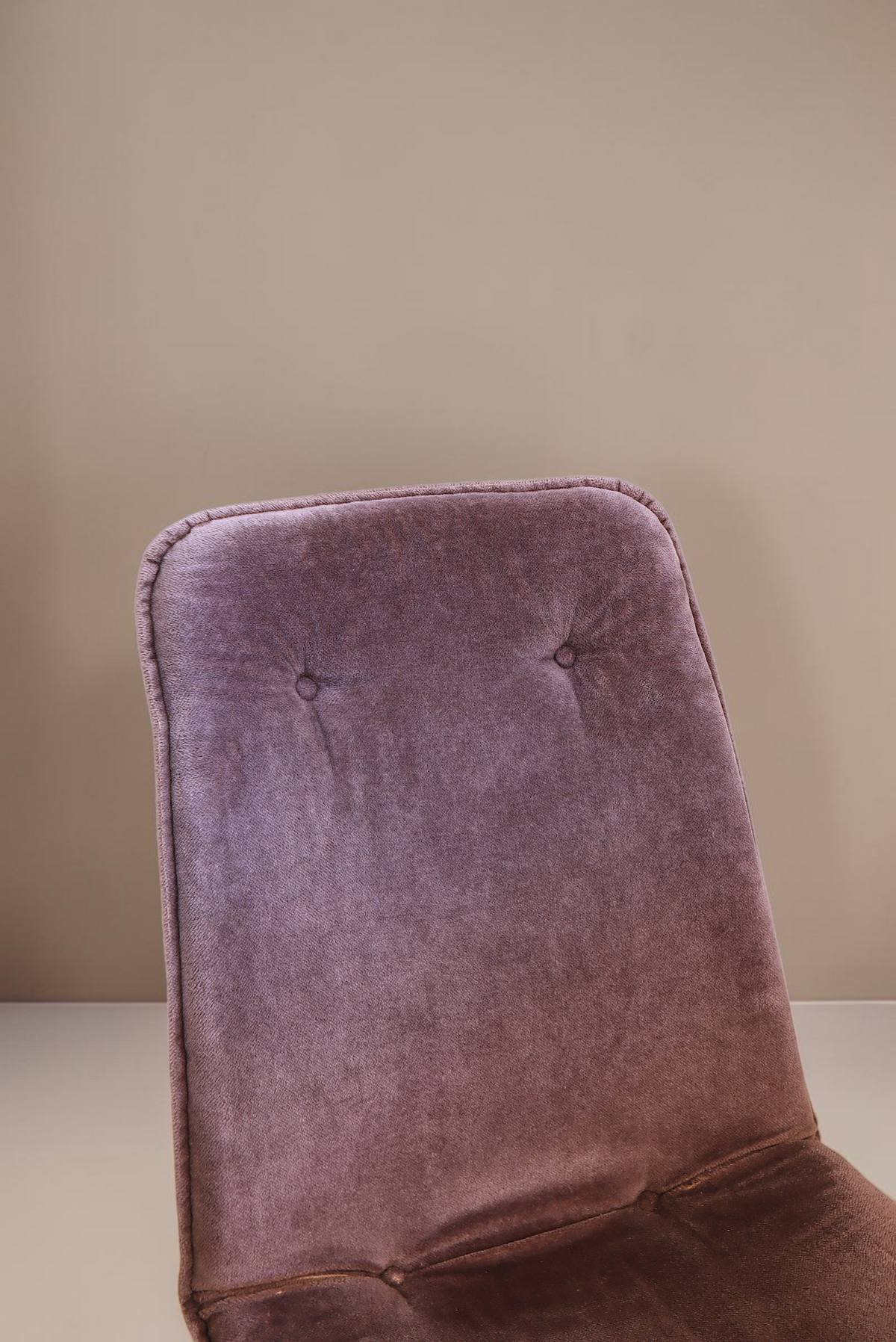 Vintage Space Mid Century Drehsessel in Braun mit Knopfheftung und weichem Polsterbezug im 70er Jahre Design