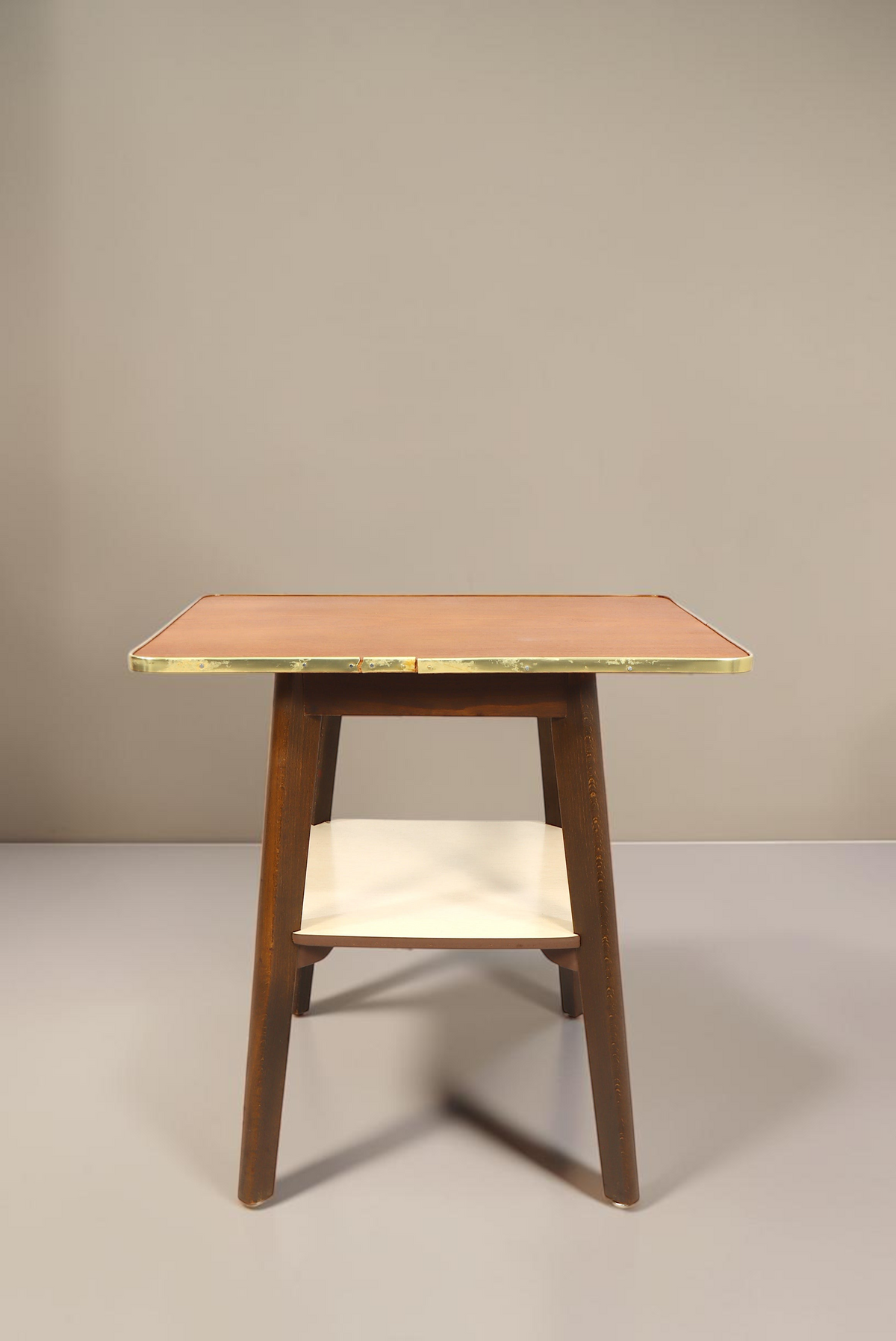 Vintage Space Mid Century Beistelltisch mit Holzbeinen, Messingkante und praktischer Ablagefläche
