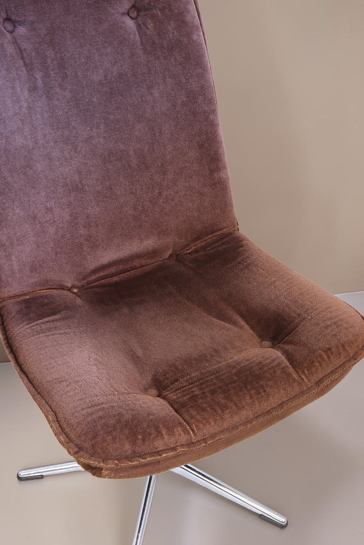 Vintage Space Mid Century Drehsessel in Braun mit weicher Polsterung und verchromtem Sternfuß im 70er Jahre Design