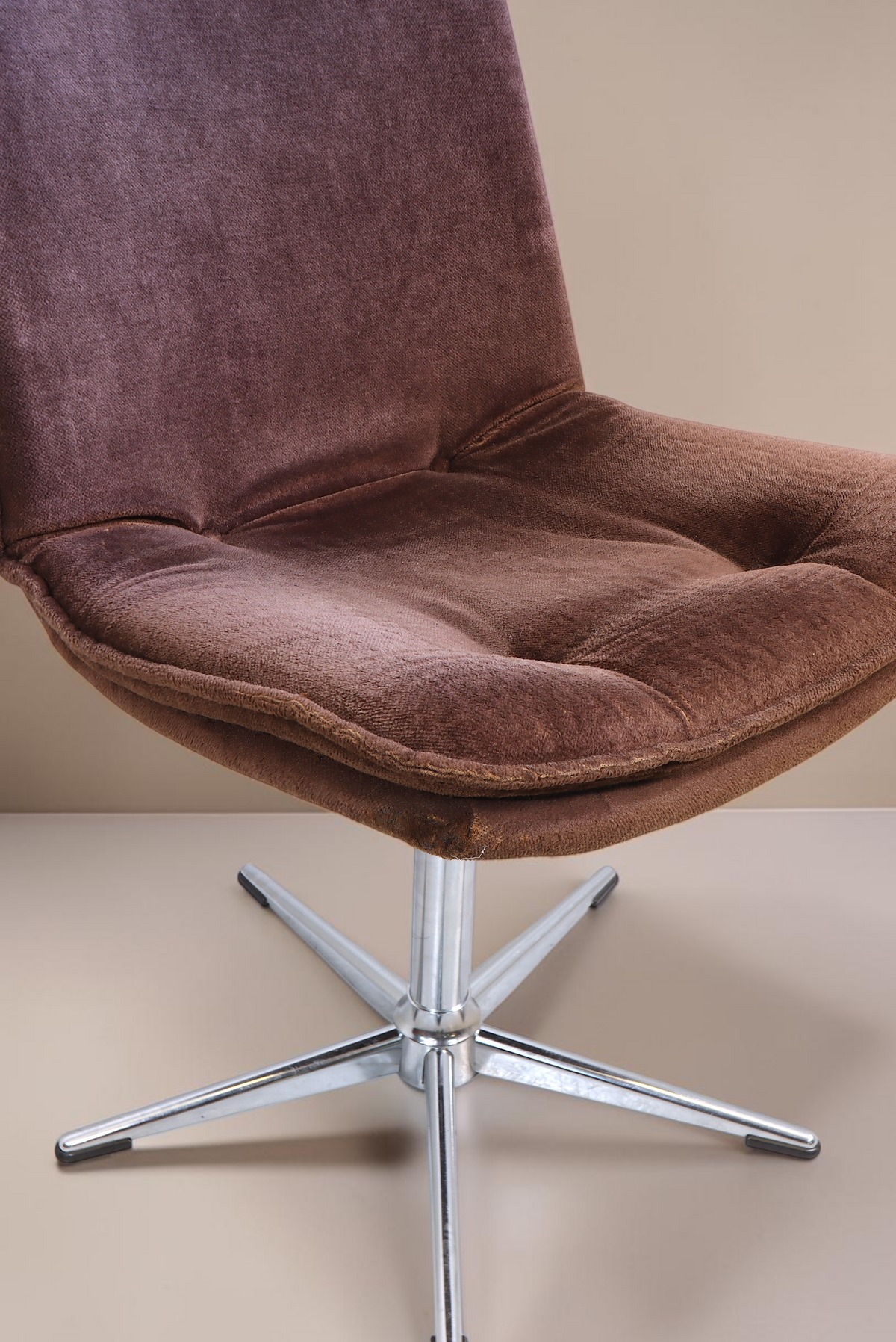 Vintage Space Mid Century Drehsessel in Braun mit weicher Polsterung und verchromtem Sternfuß im 70er Jahre Design