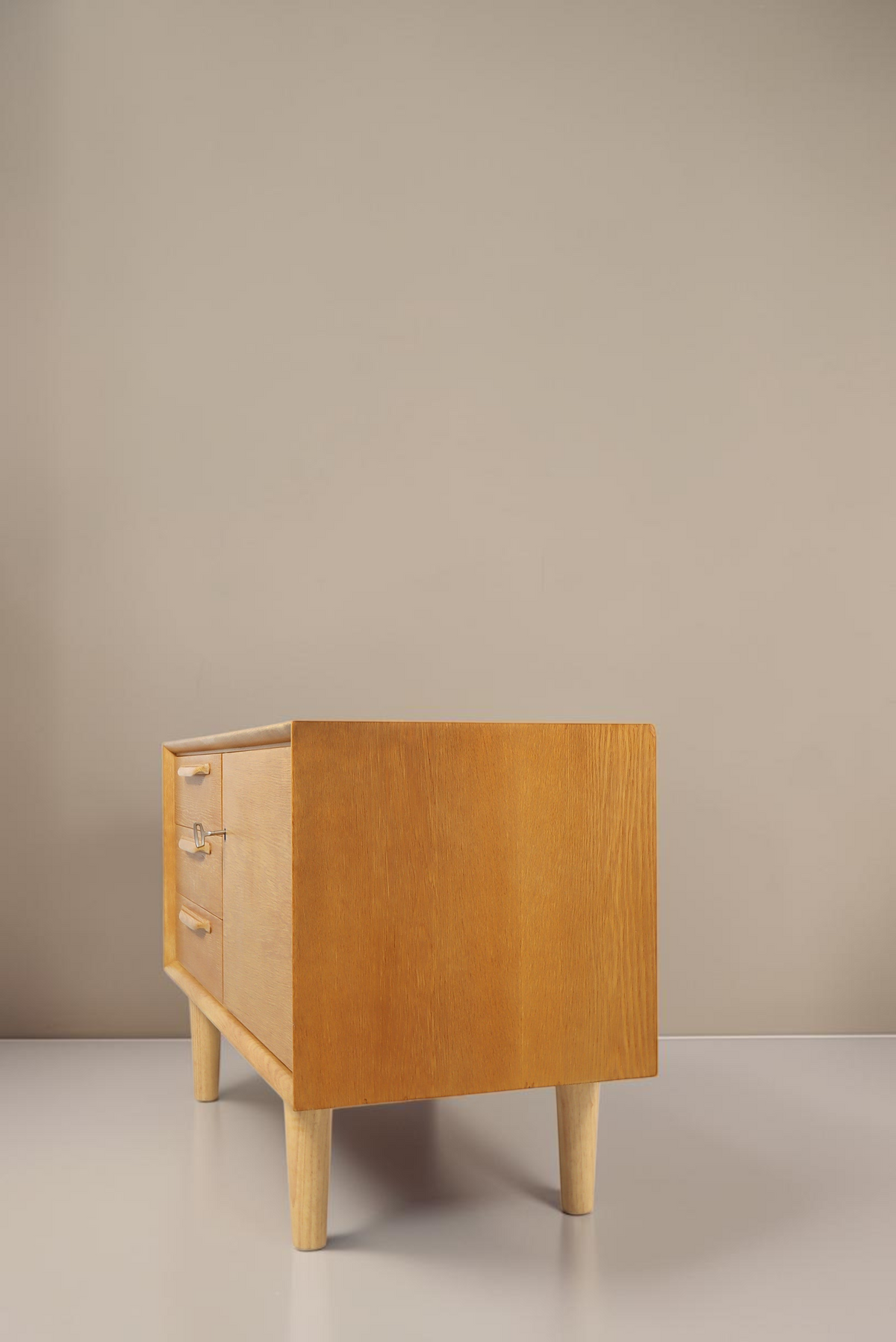 Vintage Space Strobeck Sideboard aus Eiche im 70er Jahre Design mit drei Schubladen und konischen Holzbeinen