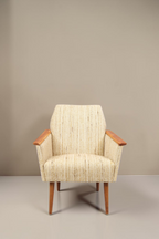 Vintage Space Mid Century Lounge Sessel mit hellem Strukturstoff, Holzarmlehnen und konischen Beinen im Retro-Design