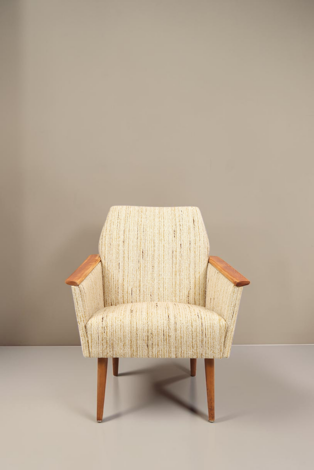 Vintage Space Mid Century Lounge Sessel mit hellem Strukturstoff, Holzarmlehnen und konischen Beinen im Retro-Design