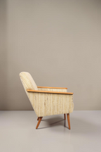 Vintage Space Mid Century Lounge Sessel mit hellem Strukturstoff, Holzarmlehnen und konischen Beinen in Seitenansicht