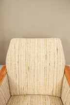 Vintage Space Mid Century Lounge Sessel mit hellem Strukturstoff und eleganten Holzarmlehnen im Retro-Design