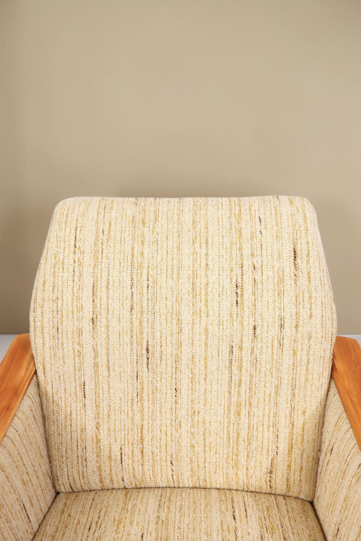 Vintage Space Mid Century Lounge Sessel mit hellem Strukturstoff und eleganten Holzarmlehnen im Retro-Design