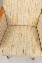 Vintage Space Mid Century Lounge Sessel mit hellem Strukturstoff und eleganten Holzarmlehnen in Retro-Optik