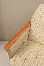 Vintage Space Mid Century Lounge Sessel mit hellem Strukturstoff und eleganten Holzarmlehnen im Retro-Design