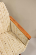 Vintage Space Mid Century Lounge Sessel mit hellem Strukturstoff und eleganten Holzarmlehnen im Retro-Design