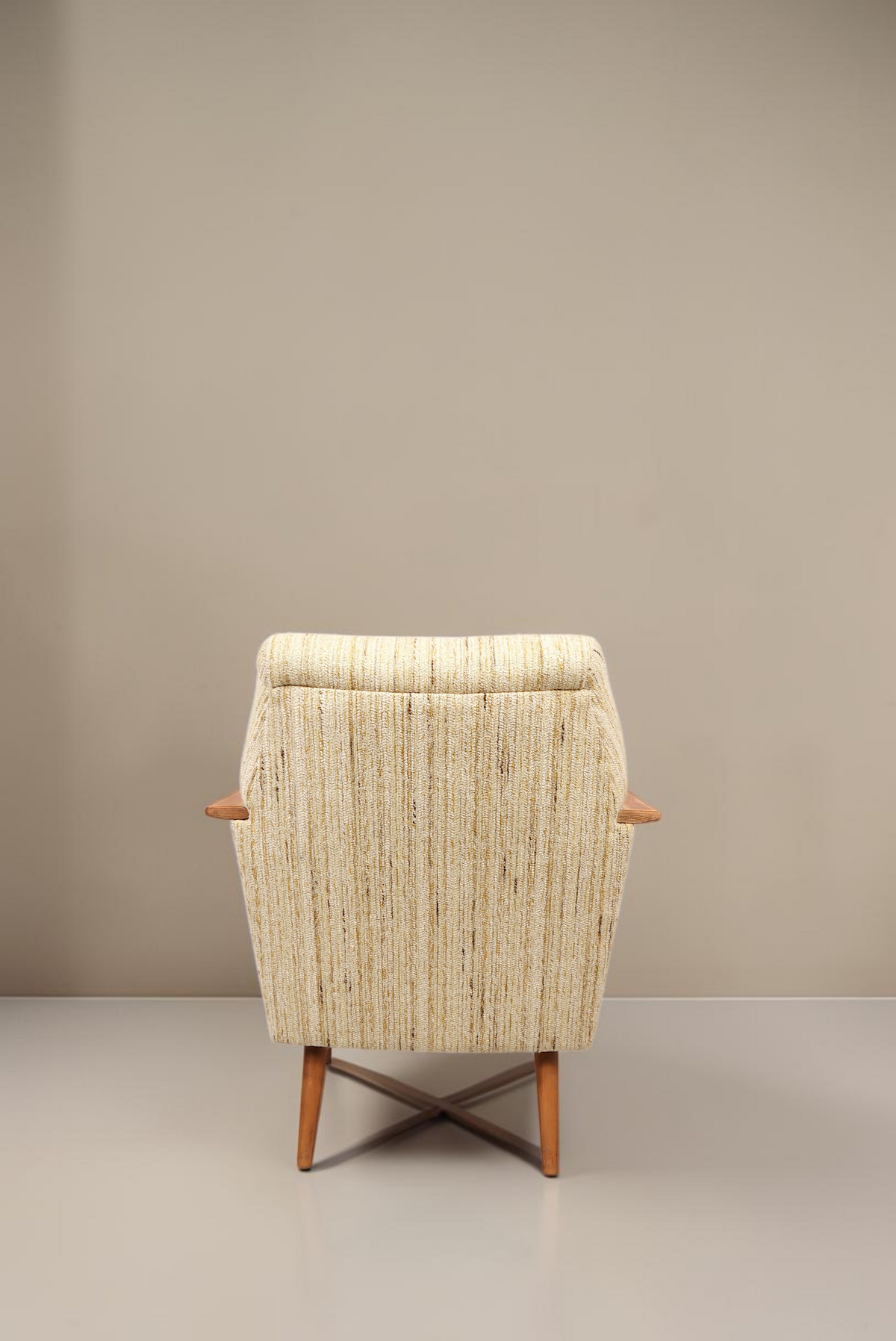 Vintage Space Mid Century Lounge Sessel in hellem Strukturstoff mit Holzarmlehnen und konischen Holzbeinen, Rückansicht