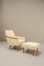Vintage Space Mid Century Lounge Sessel mit hellem Strukturstoff, Holzarmlehnen und passendem Hocker im Retro-Design