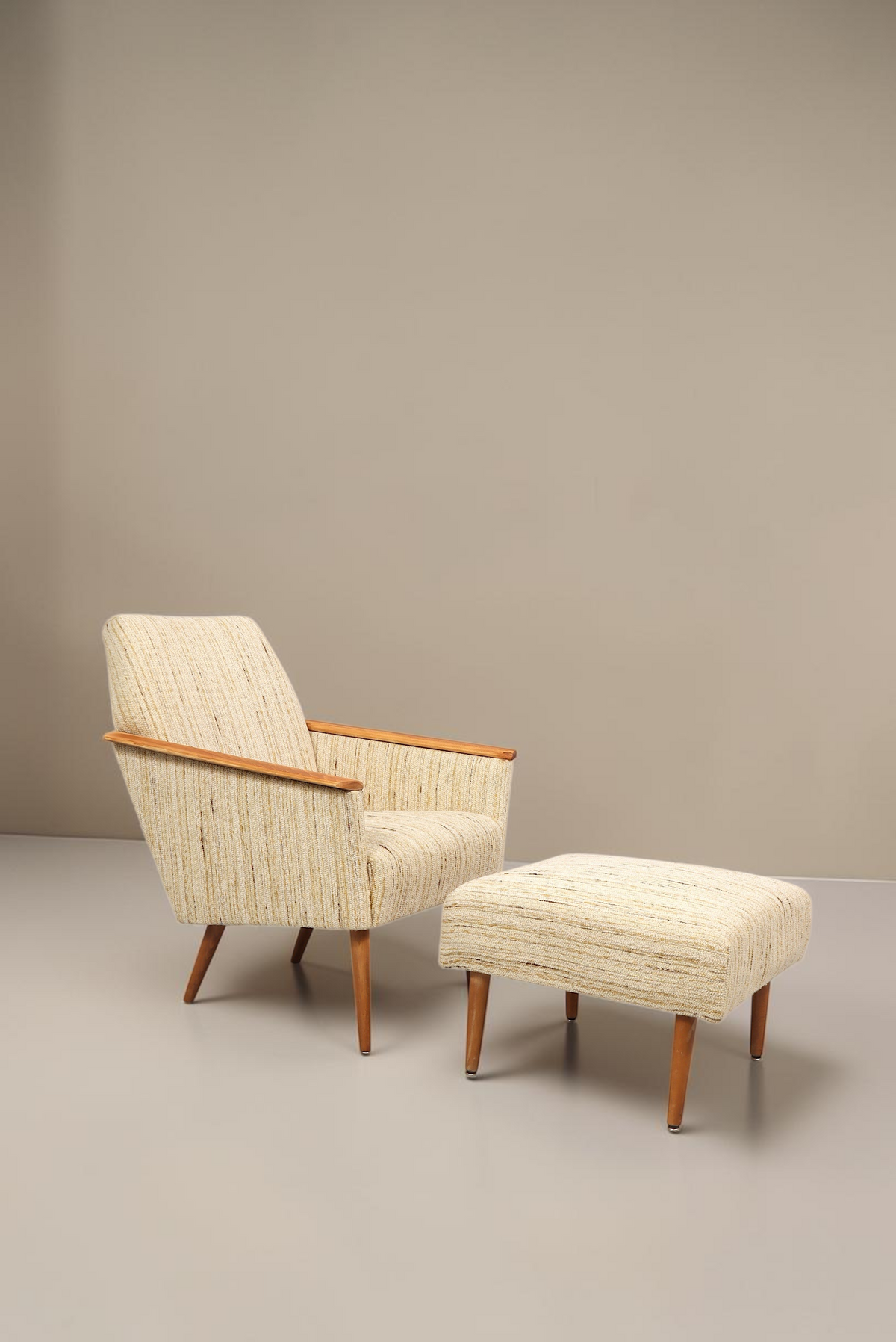 Vintage Space Mid Century Lounge Sessel mit hellem Strukturstoff, Holzarmlehnen und passendem Hocker im Retro-Design