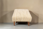 Vintage Space Mid Century Hocker mit hellem Strukturstoff und konischen Holzfüßen im Retro-Design