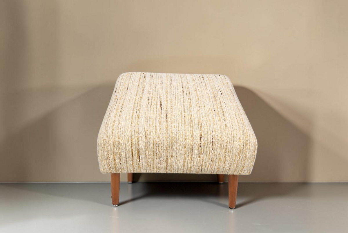 Vintage Space Mid Century Hocker mit hellem Strukturstoff und konischen Holzfüßen im Retro-Design