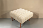 Vintage Space Mid Century Hocker mit hellem Strukturstoff und konischen Holzfüßen im Retro-Design