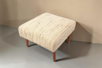 Vintage Space Mid Century Hocker mit hellem Strukturstoff und konischen Holzbeinen im 60er Jahre Retro Design