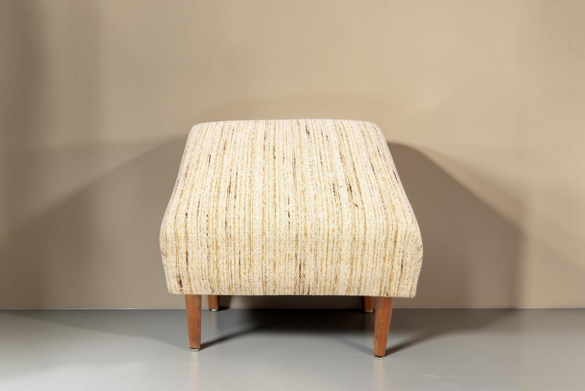 Vintage Space Mid Century Hocker mit hellem Strukturstoff und konischen Holzbeinen im Retro-Design