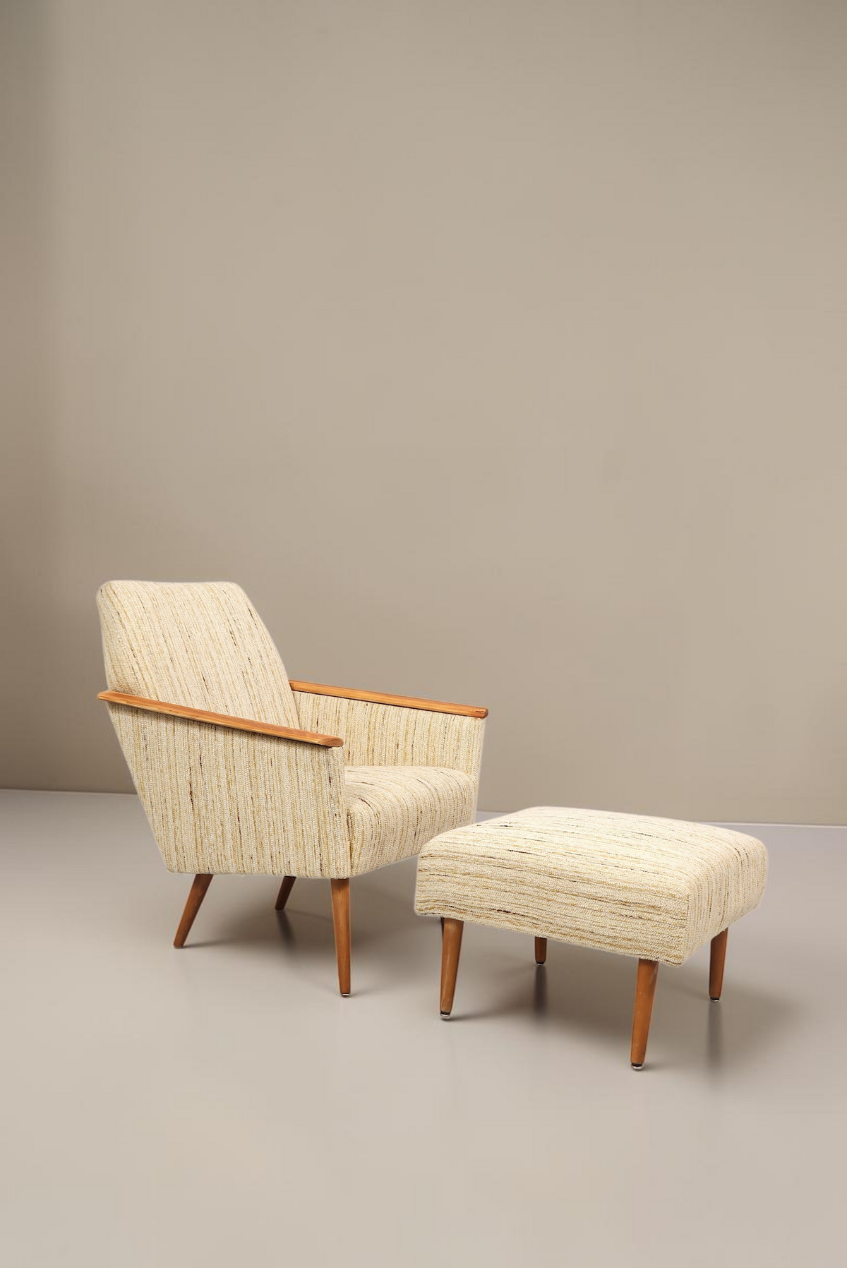 Vintage Space Mid Century Sessel und Hocker mit hellem Strukturstoff und konischen Holzbeinen im 60er Jahre Design
