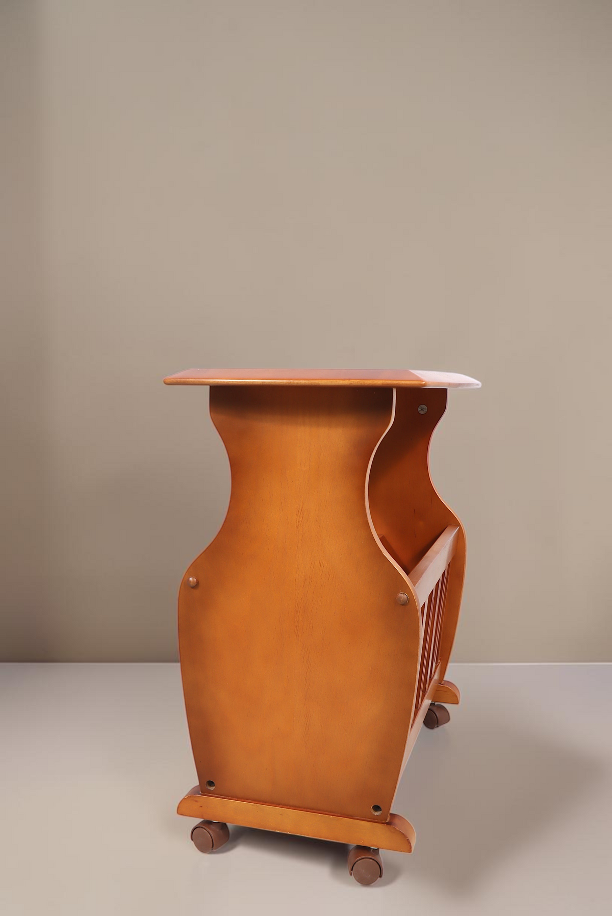 Vintage Space Mid-Century Zeitungsständer aus Holz mit Beistelltisch-Funktion und Rollen im Retro-Design