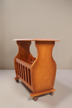 Vintage Space Mid Century Zeitungsständer aus Holz mit Ablagefläche und Rollen im Retro Design