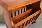 Vintage Space Mid Century Zeitungsständer aus Holz mit integrierter Ablagefläche und geschwungenen Seitenteilen