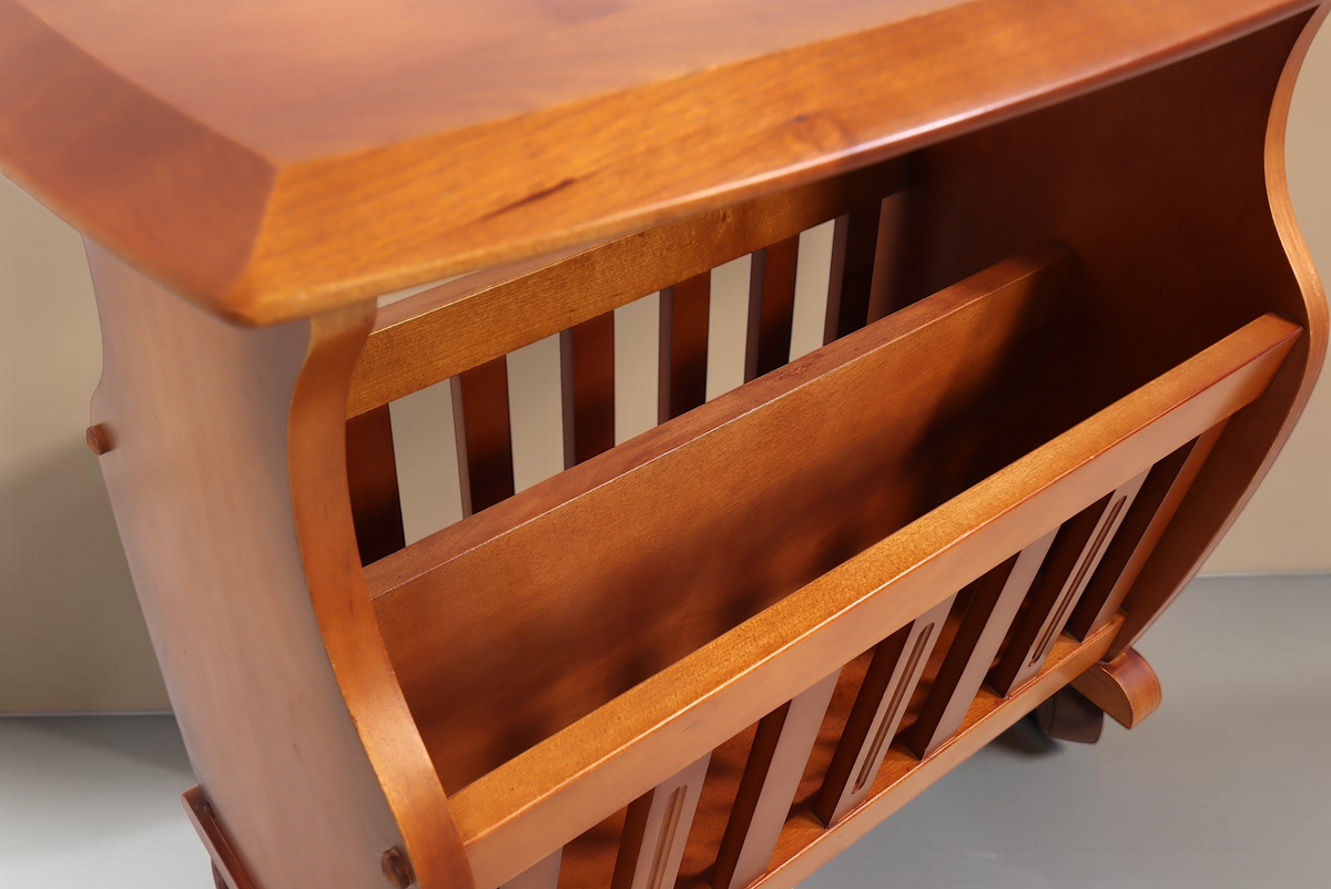 Vintage Space Mid Century Zeitungsständer aus Holz mit integrierter Ablagefläche und geschwungenen Seitenteilen