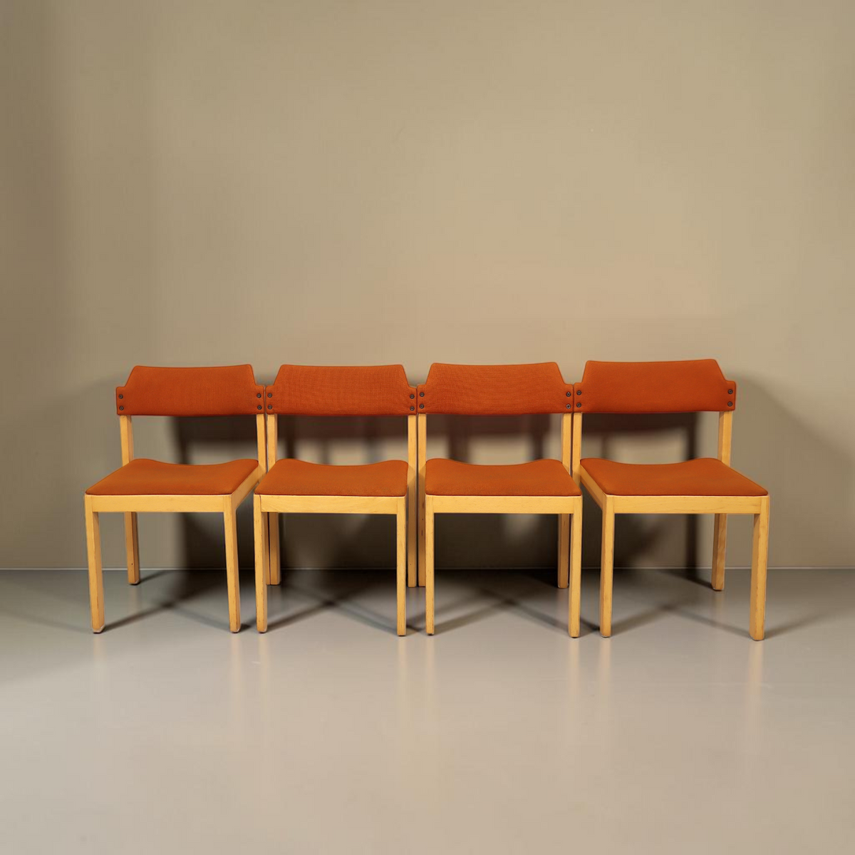 Vintage Space 4er-Set Mid Century Esszimmerstühle mit orangefarbenem Stoffbezug und hellem Holzgestell im Scandi-Stil