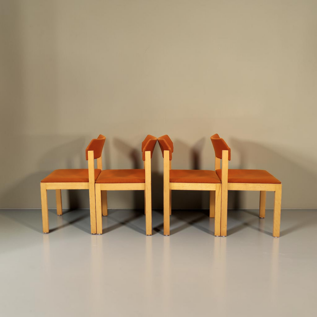 Vintage Space 4er-Set Mid Century Esszimmerstühle mit hellem Holzgestell und orangefarbenem Stoffbezug im Retro-Design