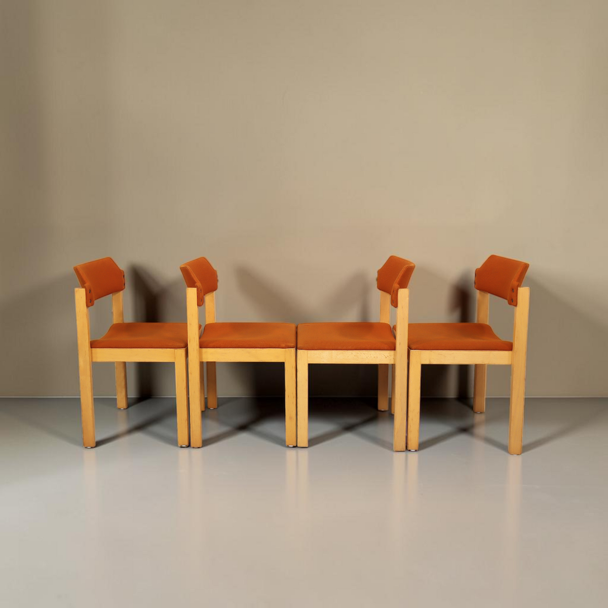 Vintage Space 4er-Set Mid Century Esszimmerstühle mit hellem Holzgestell und orangefarbenem Stoffbezug im Retro-Design