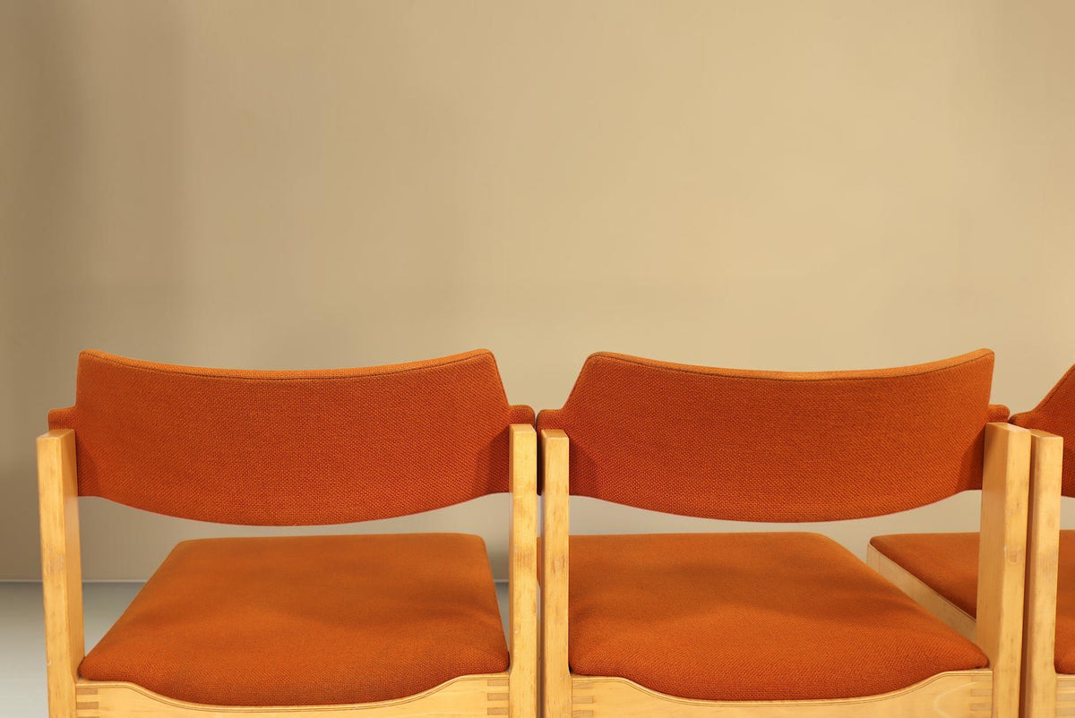 Vintage Space Mid Century Esszimmerstühle mit orangefarbenem Stoffbezug und hellem Holzgestell im 4er-Set