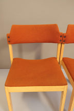 Vintage Space Mid Century Esszimmerstühle mit orangefarbenem Stoffbezug und hellem Holzgestell im 4er-Set