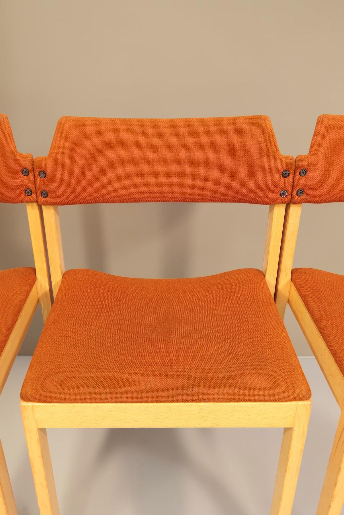 Vintage Space 4er-Set Mid Century Esszimmerstühle mit orangefarbenem Stoffbezug und hellem Holzgestell im Scandi-Stil