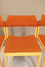 Vintage Space Mid Century Esszimmerstühle im 4er-Set mit orangefarbenem Stoffbezug und hellem Holzgestell